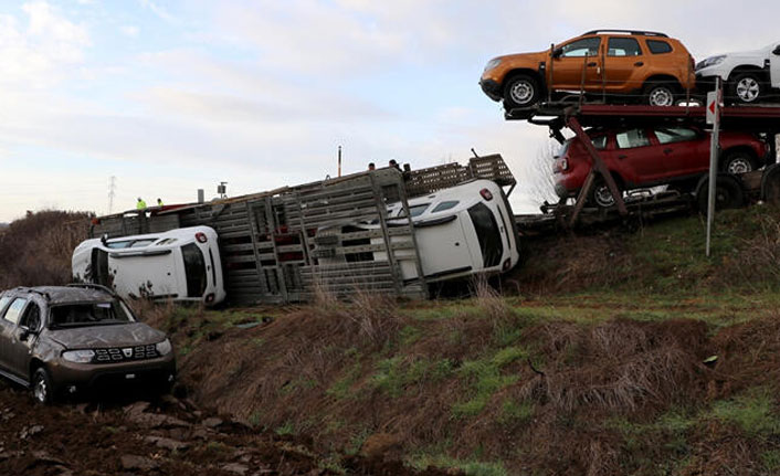Sıfır kilometre cipleri taşıyan TIR tarlaya devrildi