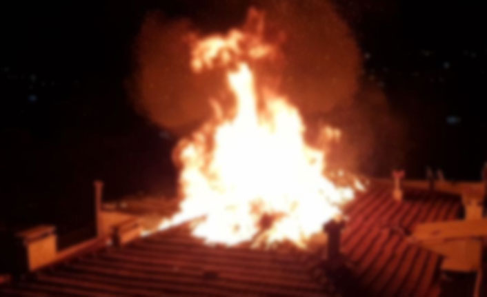 Apartmanın çatısında çıkan yangın korkuttu