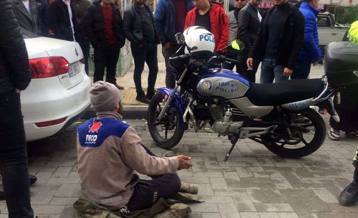 Trafik cezası yedi, yolda oturma eylemi yaptı