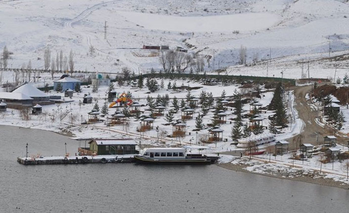 Demirözü barajında kartpostallık kış manzarası