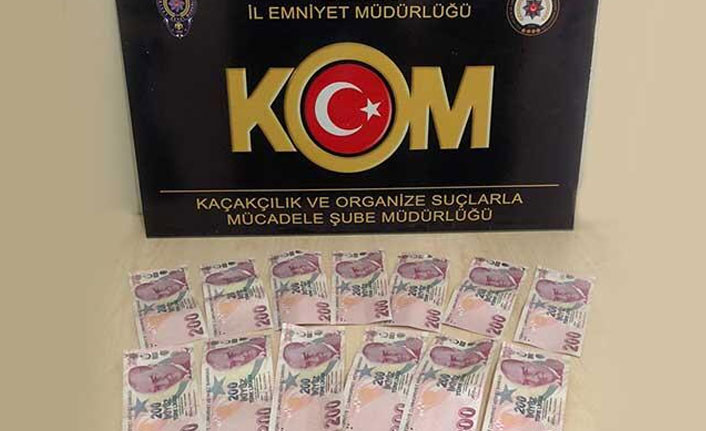 Polisi görünce paraları atıp kaçmaya çalıştı