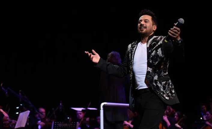 Emre Altuğ, 20. Yılını Kutladı!