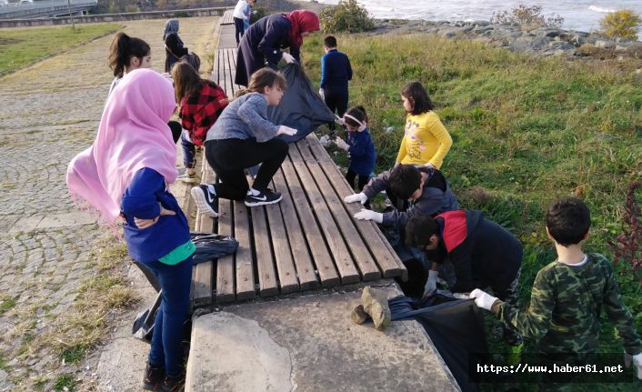 Minik öğrenciler Trabzon sahilini temizledi