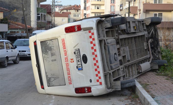 Bilecik'te Minibüs Devrildi: Korkutan Kazada 2 Kişi Yaralandı