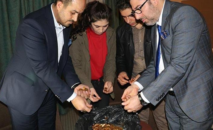 Kat görevlileri, otel odasında poşet dolusu para buldu!