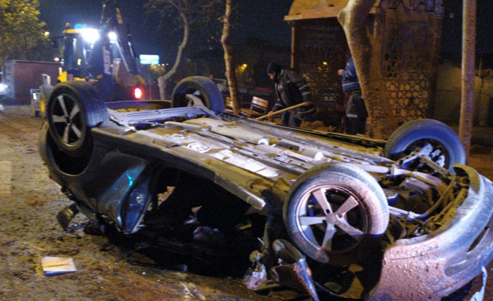 Freni boşalan kamyon otomobili ezdi