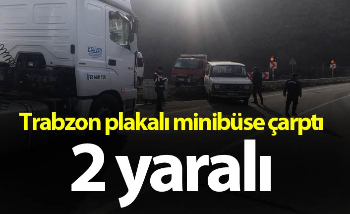Giresun Tirebolu'da Tır Minibüsle Çarpıştı: 2 Kişi Yaralandı