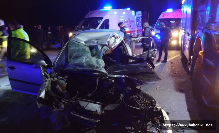 Otomobil tırın altına girdi! ölü ve yaralılar var