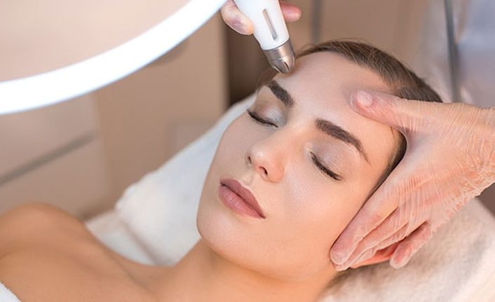 Altın iğne yöntemiyle cilt yaşlanmasına neştersiz çözüm