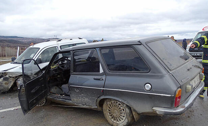 Kütahya'da otomobiller çarpıştı: 1 ölü, 2 yaralı