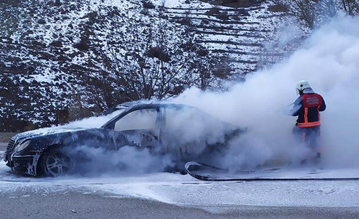 Hareket halindeki otomobil yandı