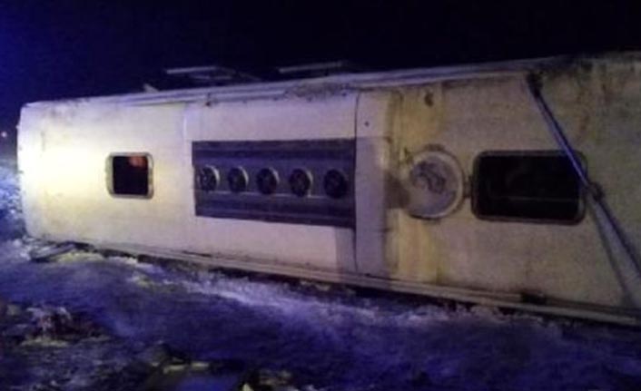 Yolcu otobüsü devrildi 23 kişi yaralandı