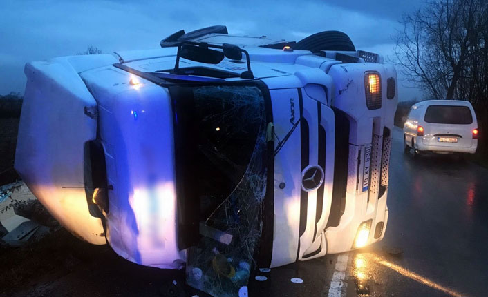 Sürücüsünün kontrolünden çıkan tır devrildi