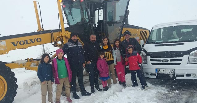 Mahsur kalan öğrenci servisinin imdadına iş makinesi yetişti