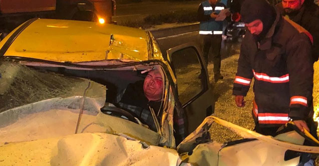 Başkent’te 2 araca çarpan otomobilin sürücüsü kabin içinde sıkıştı