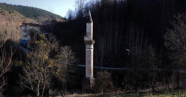 Camisiz minare 82 yıldır zamana direniyor