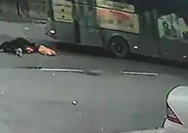 Halk otobüsünden düşen kadın öldü