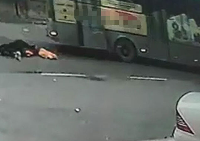 Halk otobüsünden düşen kadın öldü