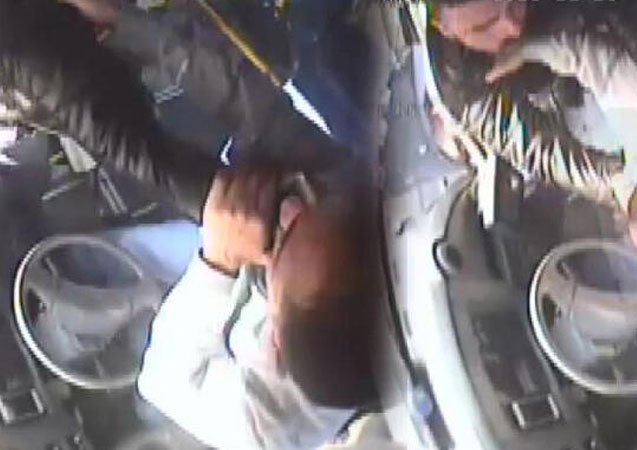 Otobüs şoförüne dayak! Kadının eline çarpınca...