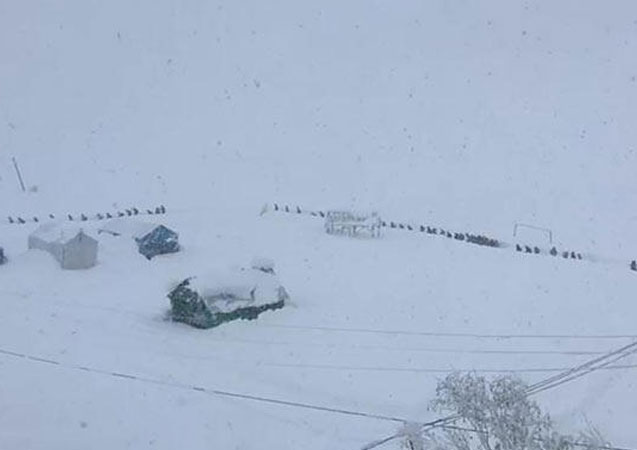 300 öğrenci tek sıra halinde evlerine gitti