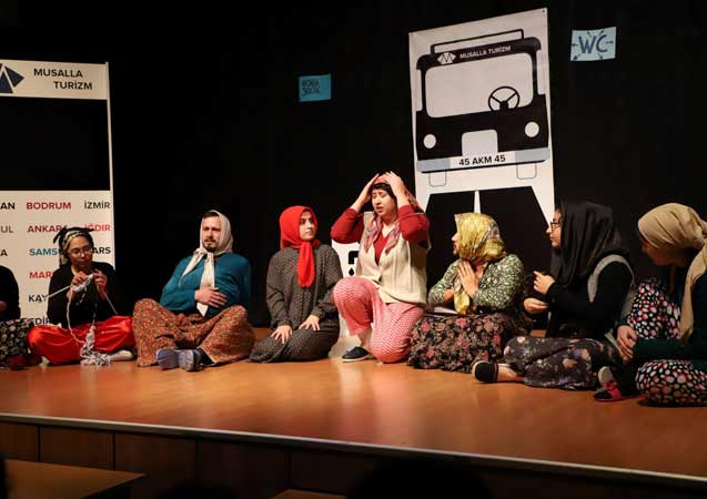 Turgutlu'da tiyatro sevgisi salona sığmadı