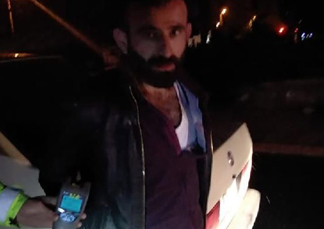 Alkollü sürücü polis otosuna çarptı