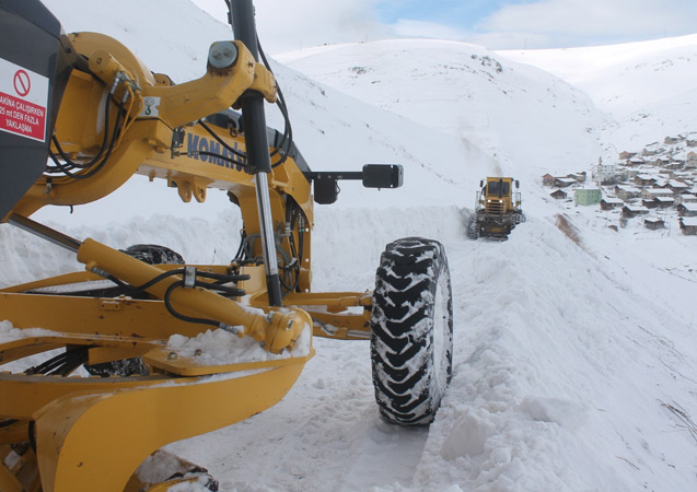 Bayburt'ta çatıların uçtuğu köye ulaşmak için ekipler seferber oldu