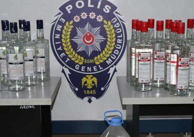 Foça’da yılbaşı öncesi bin 229 şişe kaçak içki ele geçirdi
