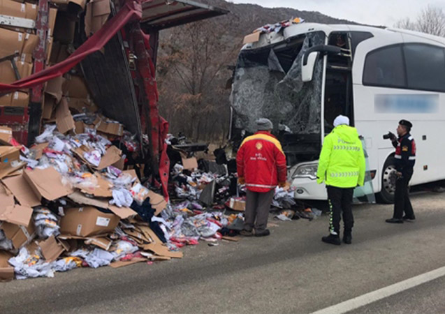 Trabzon plakalı otobüs tırla çarpıştı! Yaralılar var!