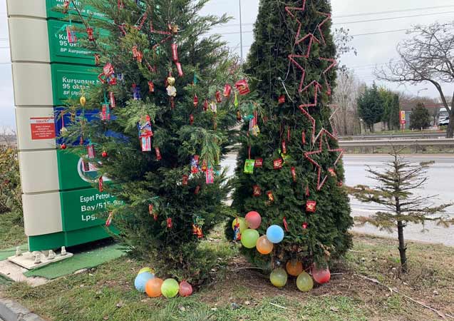Yılbaşında ağaçlar çocuklar için süslendi
