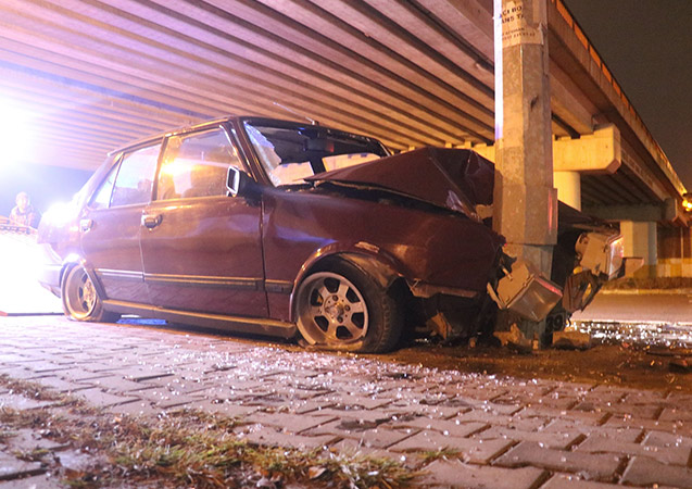 Kaza yapan aracın sürücüsü ve yolcuları kaçtı