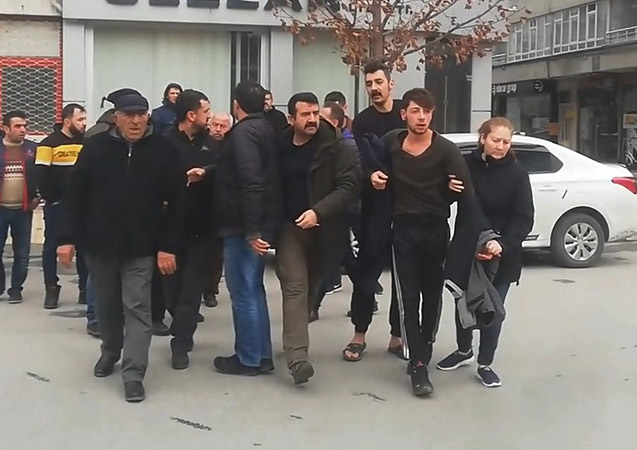 Evden kaçan kızları için geldiler karakolluk oldular