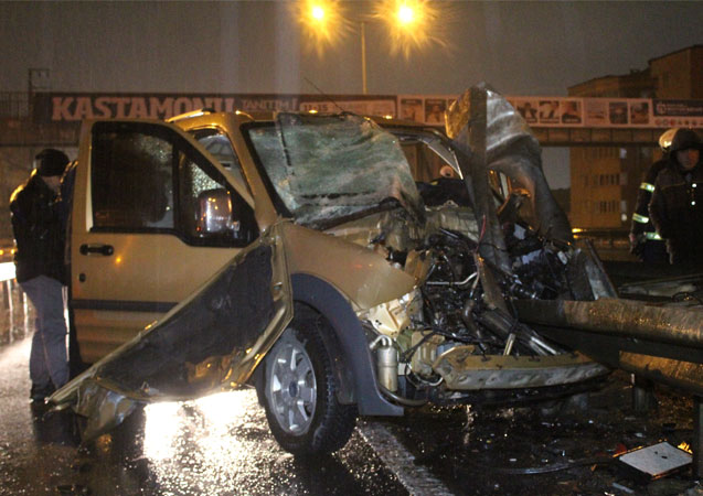 Hafif ticari araç bariyerlere ok gibi saplandı