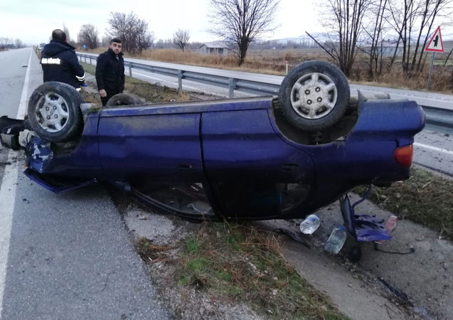 Otomobil orta refüje devrildi