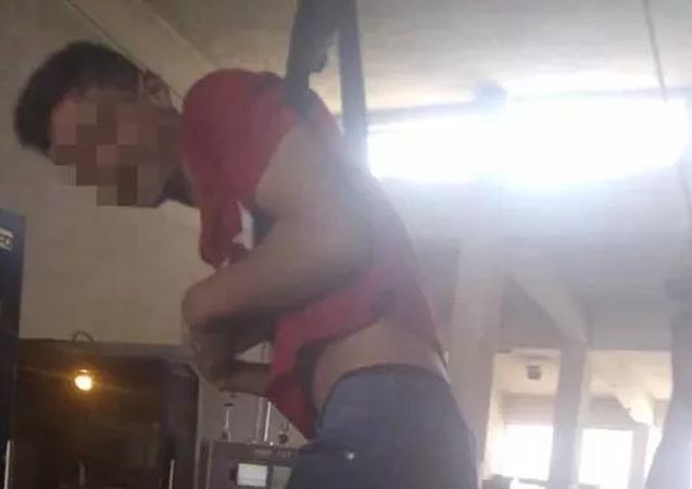 Çırağı tavana asıp, pantolonunu indirerek işkence yapmıştı!