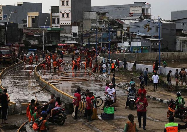 Endonezya'daki selde can kaybı artıyor