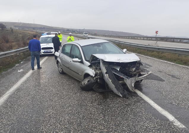 Otomobil bariyerlere çarptı 03 Ocak 2020