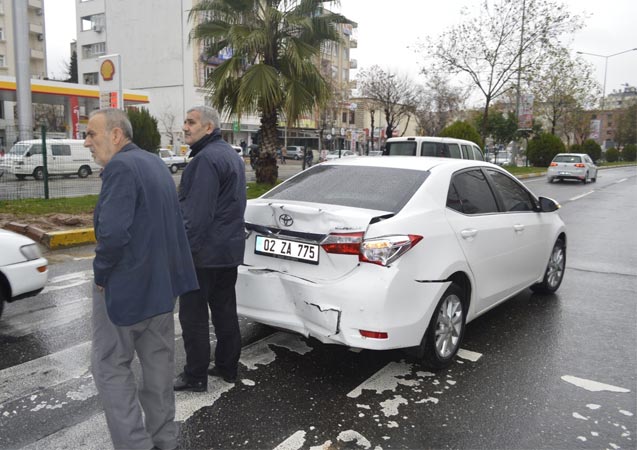 Adıyaman’da otomobil ile minibüs çarpıştı: İki kişi yaralandı