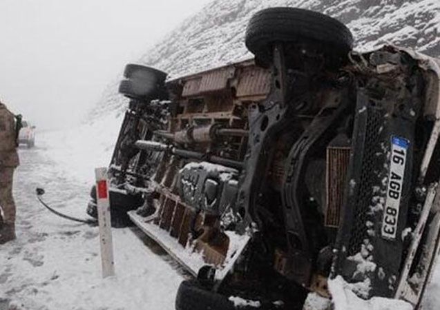 Karlı yolda minibüs devrildi: Yaralılar var !