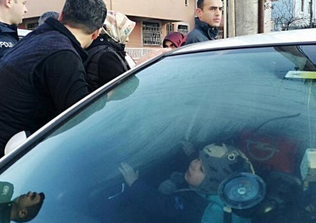 2 yaşındaki Yiğit otomobilde mahsur kaldı!