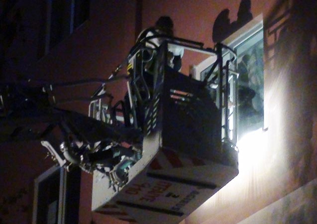 Apartman dairesinde yangın: 1 ölü, 10 kişi dumandan etkilendi