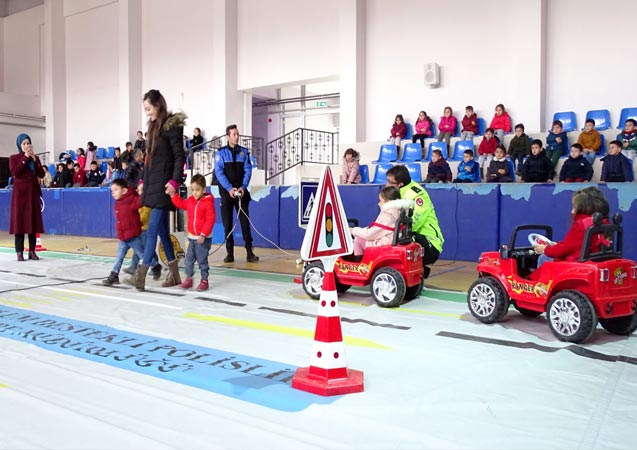Öğrencilere uygulamalı trafik eğitimi verildi