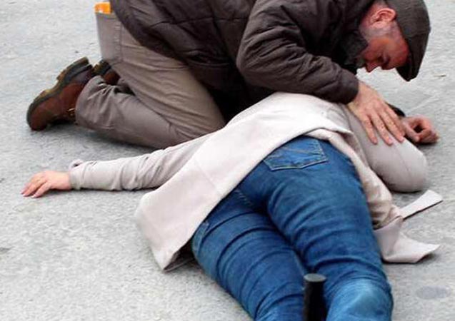 Kazada yaralanan eşini elini tutup; 'Ne olur dayan karıcığım' diye seslendi