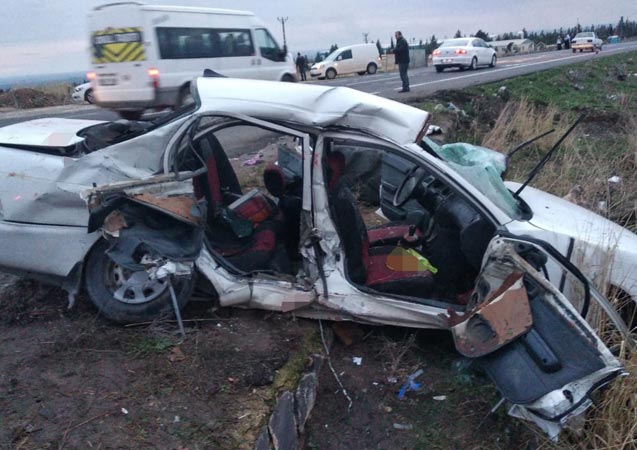 Yolcu minibüsü ile otomobil çarpıştı: 2 ölü, 12 yaralı