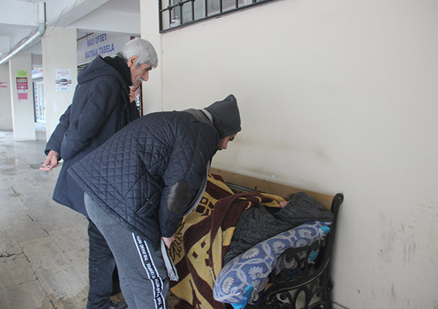 Buz gibi havada bankta yatıyor!