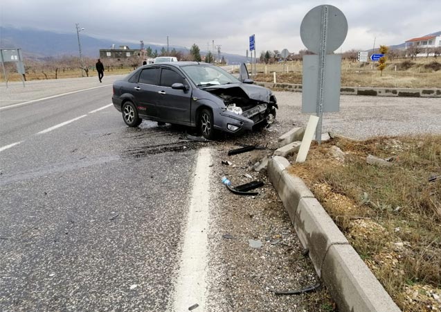 Gölbaşı’nda 2 otomobil çarpıştı