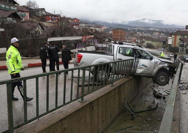 Kamyonet su kanalında asılı kaldı