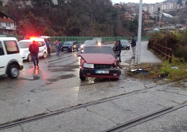 Yük treni çarptı sürücünün burnu bile kanamadı