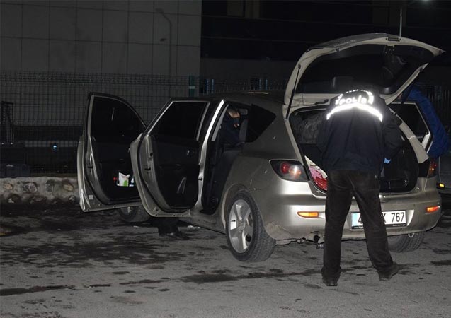 Seyir halindeki araçta silahla kazara kendini vurdu