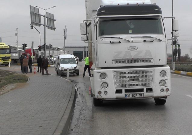 Konya’da hafif ticari araç ile tır çarpıştı